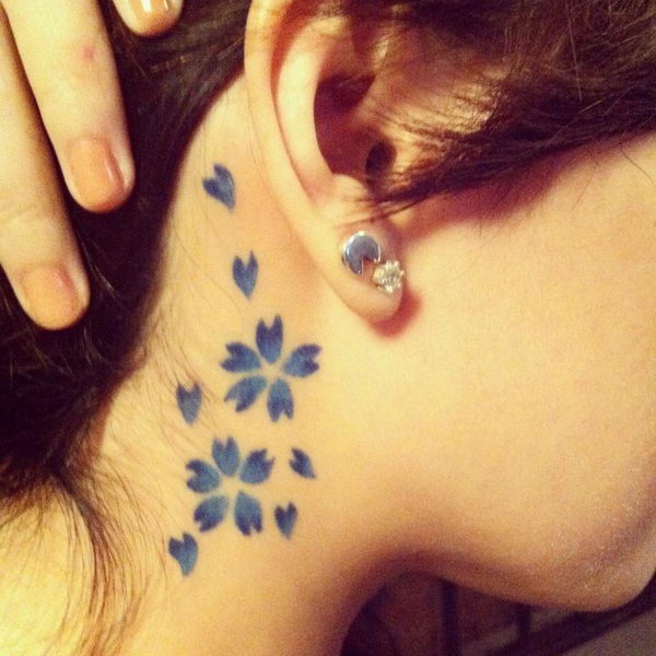 Peculiar de flor de cerejeira da tatuagem na sombra azul. Este pequeno e simples tatuagem é perfeito se você quiser um único olhar de flor de cerejeira design que você pode facilmente mostrar e esconder ao mesmo tempo. (Foto: Fontes de imagem)