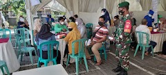 Anggota Koramil Pekalongan Barat Lakukan Pendampingan Serbuan Vaksinasi Massal di Unikal 