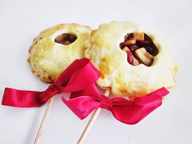 Apfel-Cranberry-Pie Pops mit Schleife