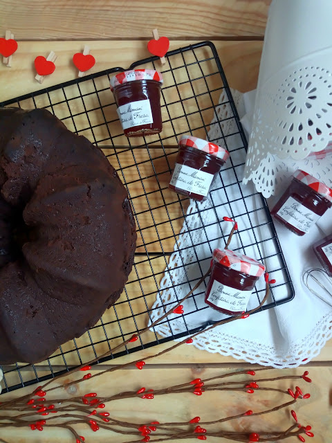 Bundt cake de chocolate y mermelada de fresa en CrockPot (olla de cocción lenta) Recetas sencillas, con horno, deliciosas, chocolateadas. El mejor bizcocho de chocolate del mundo. Desayuno,merienda, postre. Cuca