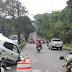 CARRO CAPOTA EM CANTEIRO CENTRAL E TRÂNSITO FICA LENTO EM MANAUS