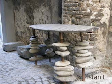 une table de galets