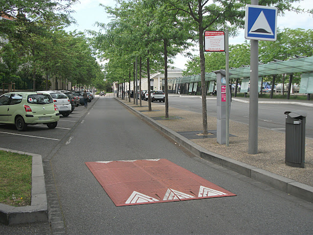 Un deuxième ralentisseur un mètre avant un virage