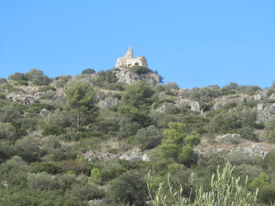 El Castellot-Puig de la Cogulla-Torre de Cal Pascol, El Castellot des del sender