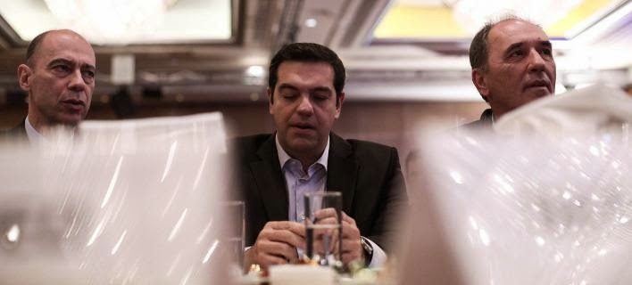 «Ο Τσίπρας χαμηλώνει τους τόνους και δηλώνει αφοσίωση στο ευρώ»