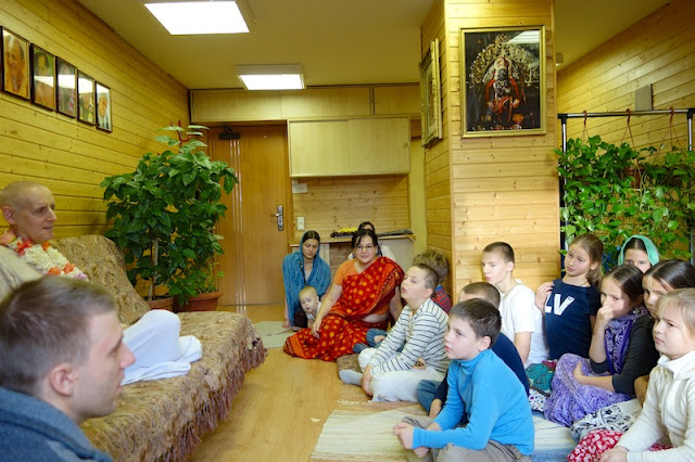 Sankarshan Das Educating Devotee Children at Riga, Latvia