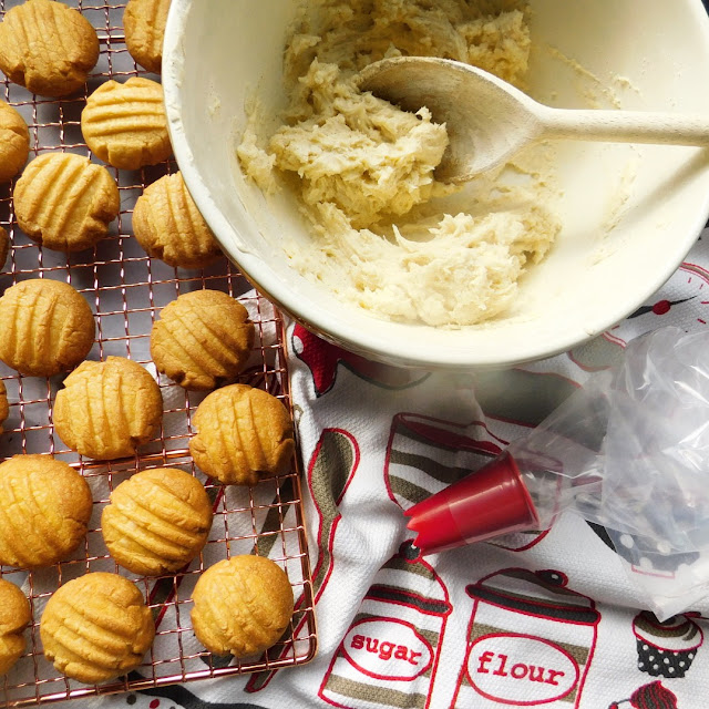 Classic Custard Creams Biscuits