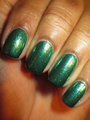 Zoya, Ivanka, green, glass flecked, glitter, glitz, nails, nail art, nail design, mani