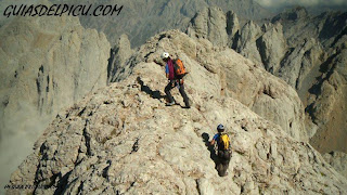 Fernando Calvo guia de montaña , escalando el Picu Urriellu / Naranjo de Bulnes