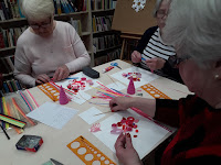 Quilling warsztaty dla seniorów, zajęcia plastyczne w bibliotece