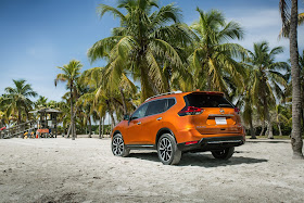 Rear 3/4 view of 2017 Nissan Rogue SL AWD