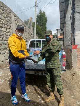   D.CUENCA: Brian Heras  realizó la donación de agua para miembros de las fuerzas armadas