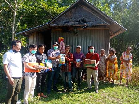 Dg.Nambung Menerima Bantuan Sembako Dari Camat Marbo dan Kepala Desa Panyangkalang 