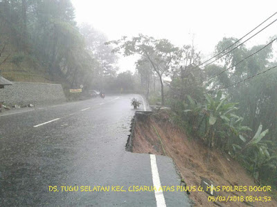 Jalur puncak arah cianjur longsor tidak bisa dilewati kendaraan.