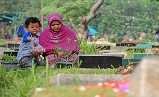 Jarang Ziarah ke Makam Orang Tua? Kisah Ini Akan Membuat Anda Tercengang!