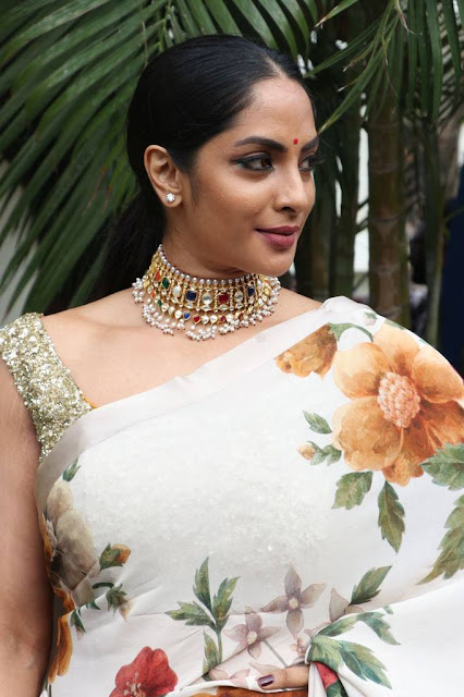 Actress sriya reddy pics in saree flower printed sleeveless blouse