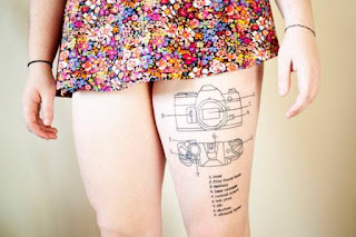 Tatuaje partes de la cámara de fotos en el muslo mujer