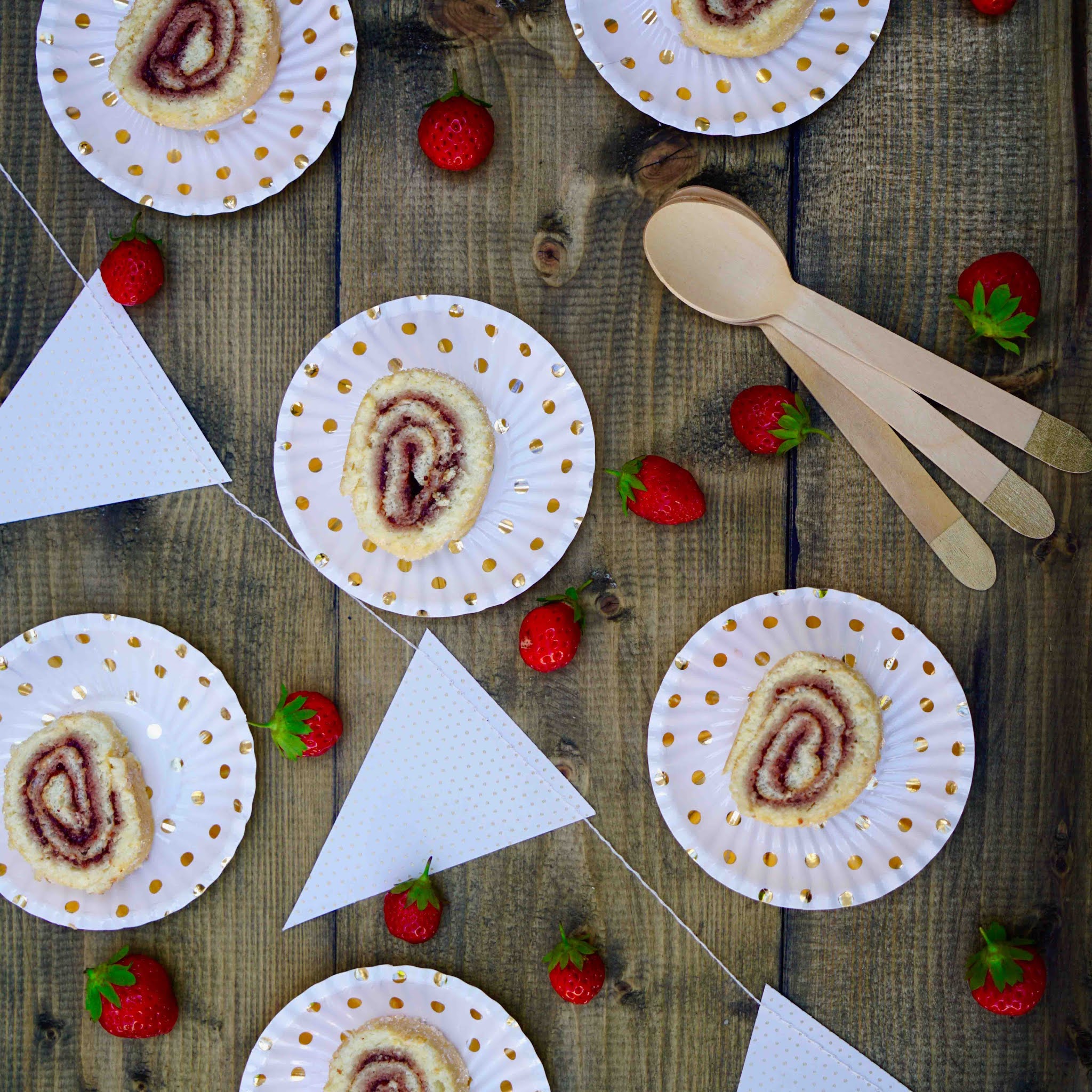 confiture , gâteau roulé , dessert de l'enfance , gâteau aux fraises