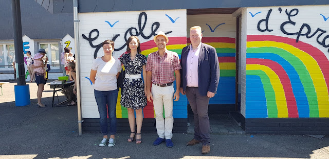 Inauguration de la nouvelle cour de récréation peinte par Ben Heine avec et pour les élèves et présentation du nouveau projet pédagogique de l'Ecole Communale d'Eprave en présence de Madame la Bourgmestre de Rochefort Corine Mullens,