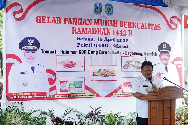 Plt Bupati Nganjuk Marhaen Djumadi memberikan arahan dalam kegiatan Gelar Pangan Murah Berkualitas Ramadan 1443 Hijriah di halaman GOR Bung Karno Nganjuk, Selasa (19/4//2022)