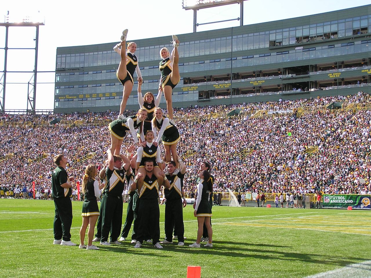 Packer cheerleader squad: http://4.bp.blogspot.com/_EEAl5VOFhj ...