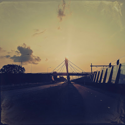 Ondergaande zon boven viaduct