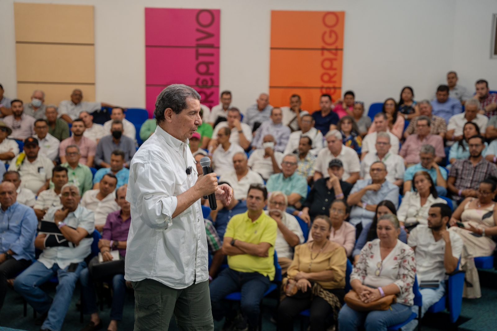 https://www.notasrosas.com/Presidente de Fedegan asegura que "más de 400 municipios en el área rural de Colombia, están bajo el control territorial de los bandidos"