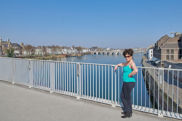 www.jetjesdag.nl | Model Henriëtte Sibie | Nicolaas/S fotografie | Maastricht op de brug over de Maas met de Servaasbrug in de verte |