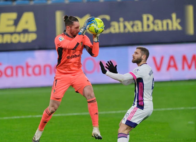 Conan Ledesma bloca ante Shon Weissman. CADIZ C. F. 0 REAL VALLADOLID C. F. 0. 29/12/2020. Campeonato de Liga de 1ª División, jornada 15. Cádiz, estadio Ramón de Carranza.