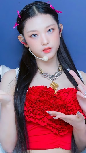 Haerin fundo azul Kpop Images and Gifs Haerin fundo azul Kpop Images and Gifs