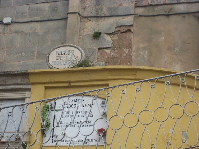 Nichos de la izquierda en el cementerio