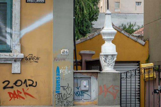 casa na Rua Inácio Lustosa 416 - detalhe de urna junto ao portão