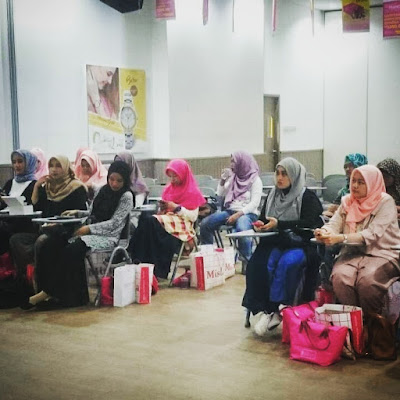 Indonesia Hijab Blogger Worksop: Photography