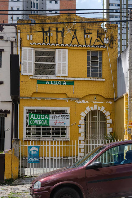 Sobrado na Rua Marechal Deodoro com fachada pintada de amarelo com detalhes em branco