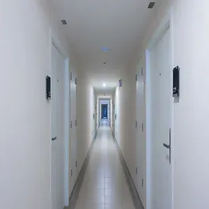Foto que mostra o corredor de uma andar em um p´redio de apartamento, mostrando o acesso as unidades residenciais.