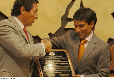 Nicolás Lapentti (i), prefecto del Guayas, le entregó ayer una placa a Jefferson Pérez. Además confirmó obras en su honor.