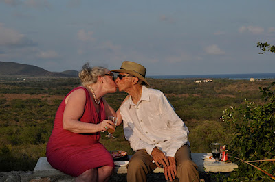 Pat and Robin kissing