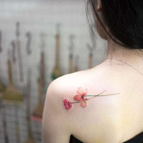 Mini tatuagens femininas delicadas de flores - 95 fotos e modelos