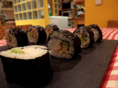 Sushi casero (makis) de aguacate, atún, cangrejo y queso