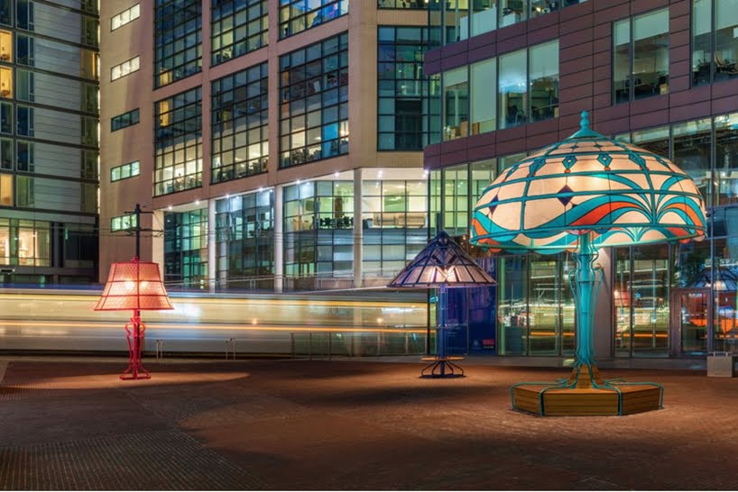 Las lámparas gigantes instaladas en Manchester representan la innovación histórica de la ciudad
