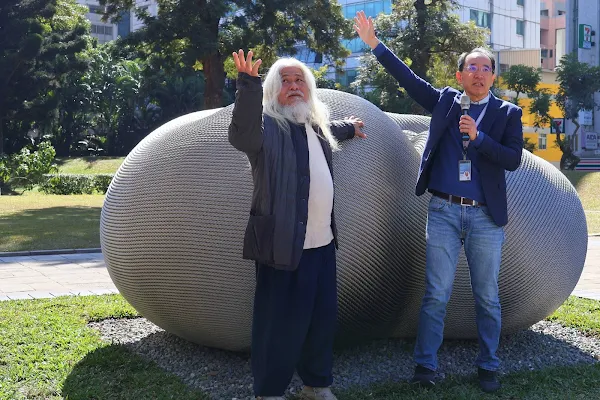 ▲康木祥延續回收材料創作、賦予舊物新生命的核心理念，透過極簡曲線與自然紋理傳遞無聲而強大的美學語言。（國立自然科學博物館提供）