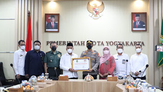 Kapolresta Yogyakarta Terima Penghargaan terkait Upaya dan Partisipasi Membangun Tujuh Polsek Ramah Anak