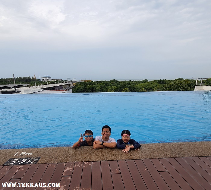 Holiday Inn Melaka Swimming Pool Pictures