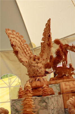 Amazing wood carved sculptures Seen On lolpicturegallery.blogspot.com