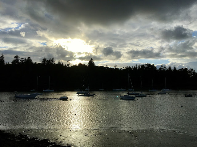 Le crépuscule, la marée, les barques, coucher de soleil, le golfe du morbihan, le miroir de l’eau, les mirages, ciels nuageux, la tombée du jour