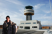 Un turista, patidifús davant la concorreguda torre de control (aeroport)