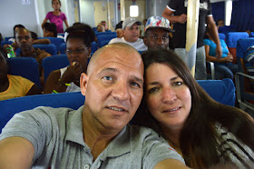 Con Made, mi esposa, a bordo del catamarán Rio Las Casas, rumbo a la Isla de la Juventud 