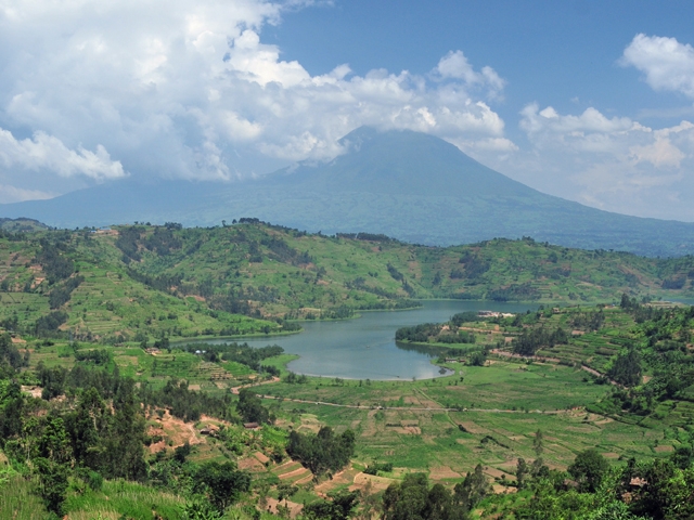 Danau dan gunung berapi di Pegunungan Virunga