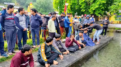 कश्मीरी पंडितों ने मुंडवाया सिर, कहा- जम्मू में पोस्ट करें सरकार, हम यहां सुरक्षित नहीं कश्मीरी पंडितों ने मुंडवाया सिर, कहा- जम्मू में पोस्ट करें सरकार, हम यहां सुरक्षित नहींकश्मीरी पंडितों ने मुंडवाया सिर, कहा- जम्मू में पोस्ट करें सरकार, हम यहां सुरक्षित नहीं