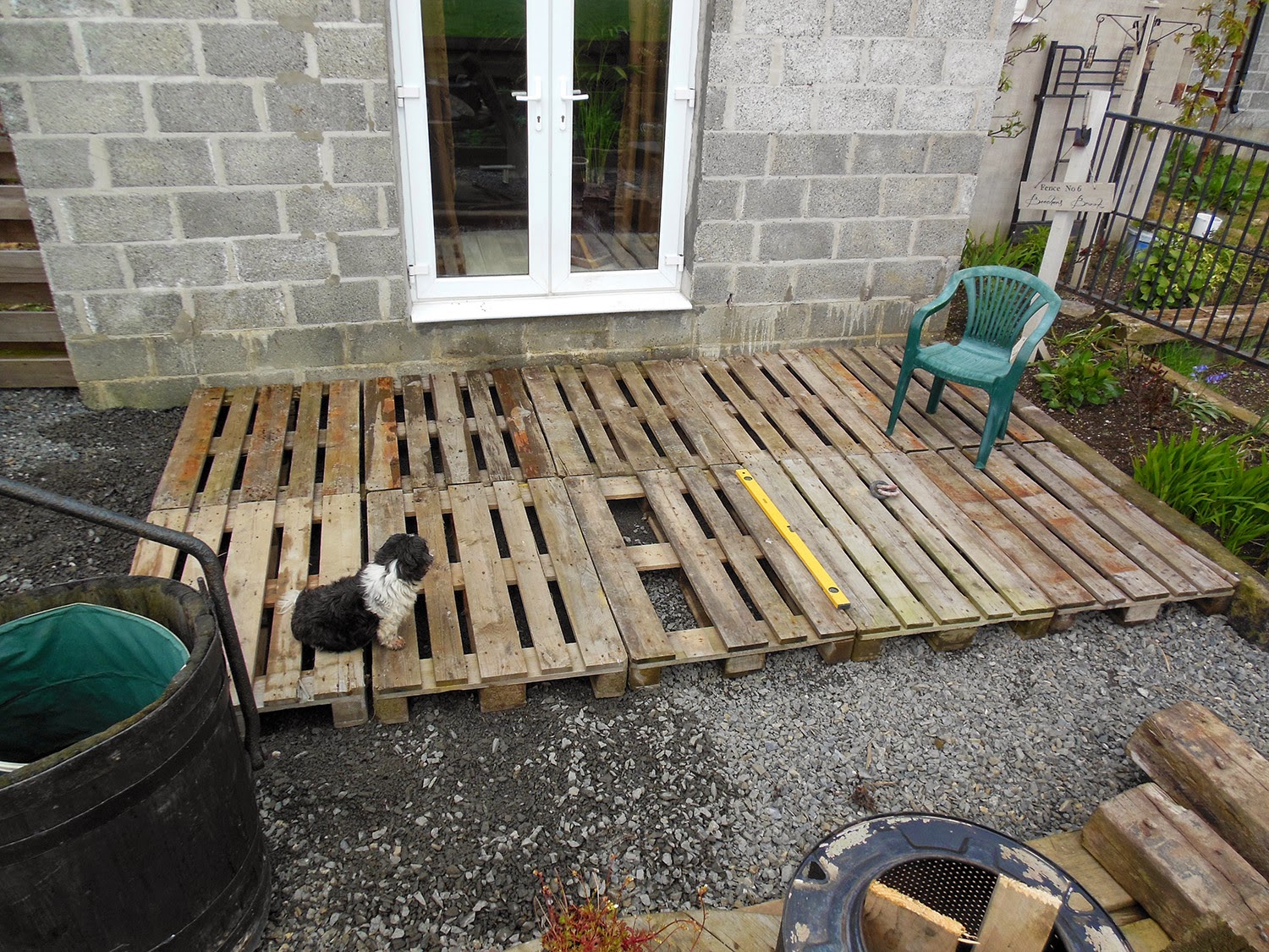 Coach House Crafting on a budget: Diy pallet wood decking